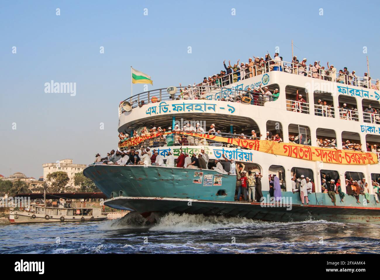 Buriganga river, Bangladesh : Overcrowded passenger ferry returning from charmonai mahfil, Barisal Stock Photo