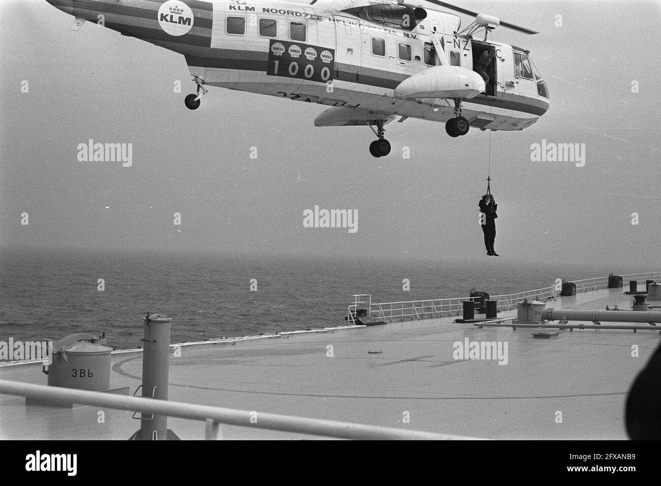 North sea helicopters hi-res stock photography and images - Alamy