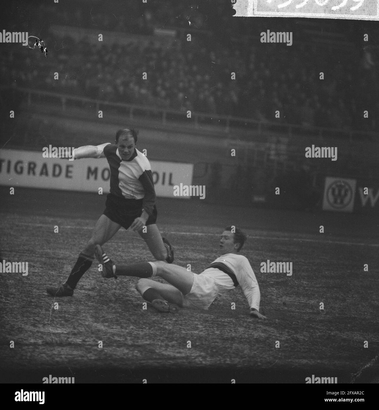 DWS against Feyenoord 2-0, Coen Moulijn in action, January 5, 1964, sports, soccer, The Netherlands, 20th century press agency photo, news to remember, documentary, historic photography 1945-1990, visual stories, human history of the Twentieth Century, capturing moments in time Stock Photo