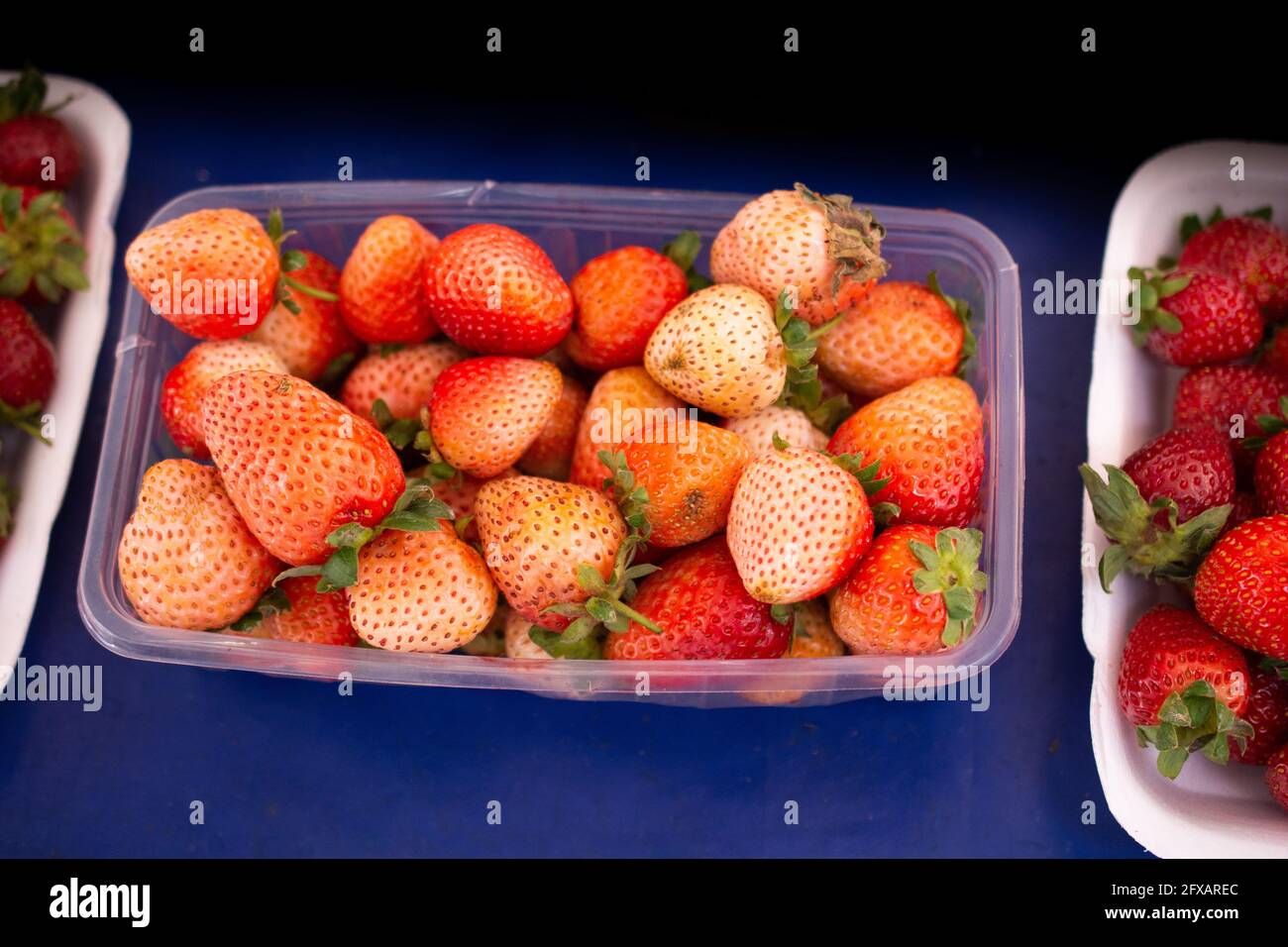 Strawberries in tray hi-res stock photography and images - Alamy
