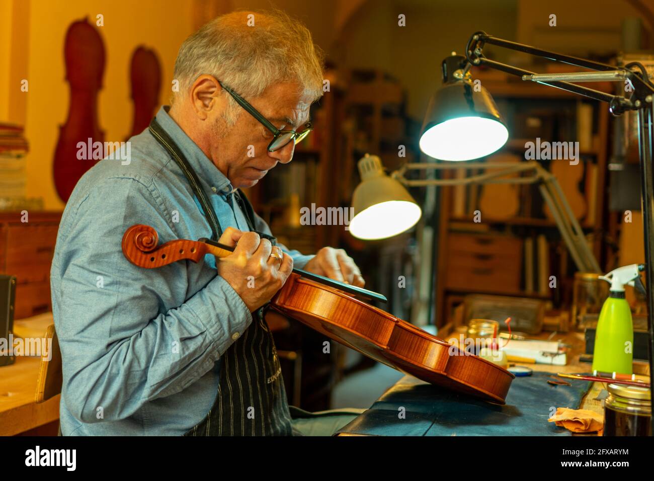 Robert Gasser Violin Master Luthier Photo - Alamy