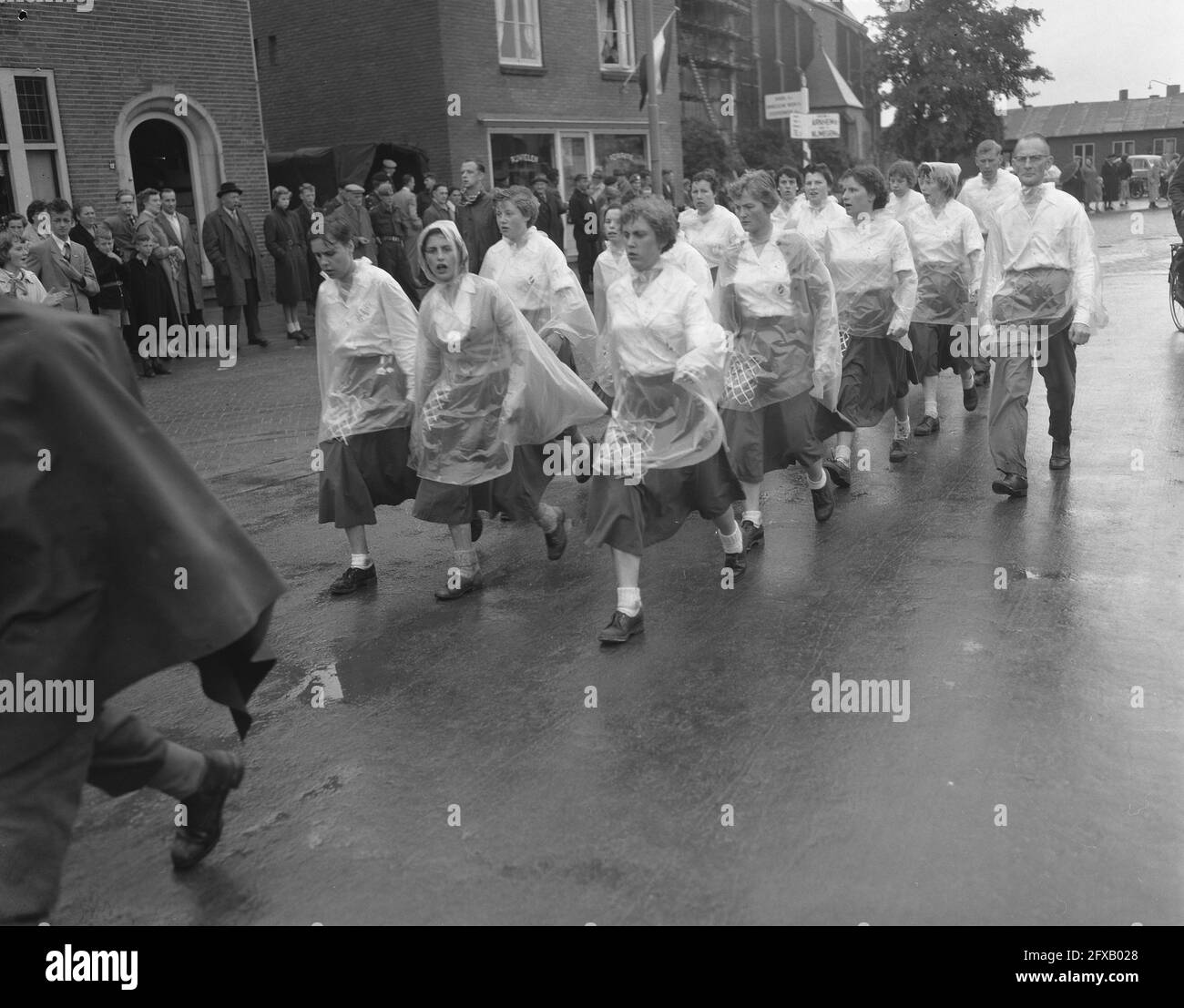 First day of four-day marches Nijmegen. Plastic rainwear, 24 July 1956, VIERDAAGSE, rainwear, The Netherlands, 20th century press agency photo, news to remember, documentary, historic photography 1945-1990, visual stories, human history of the Twentieth Century, capturing moments in time Stock Photo