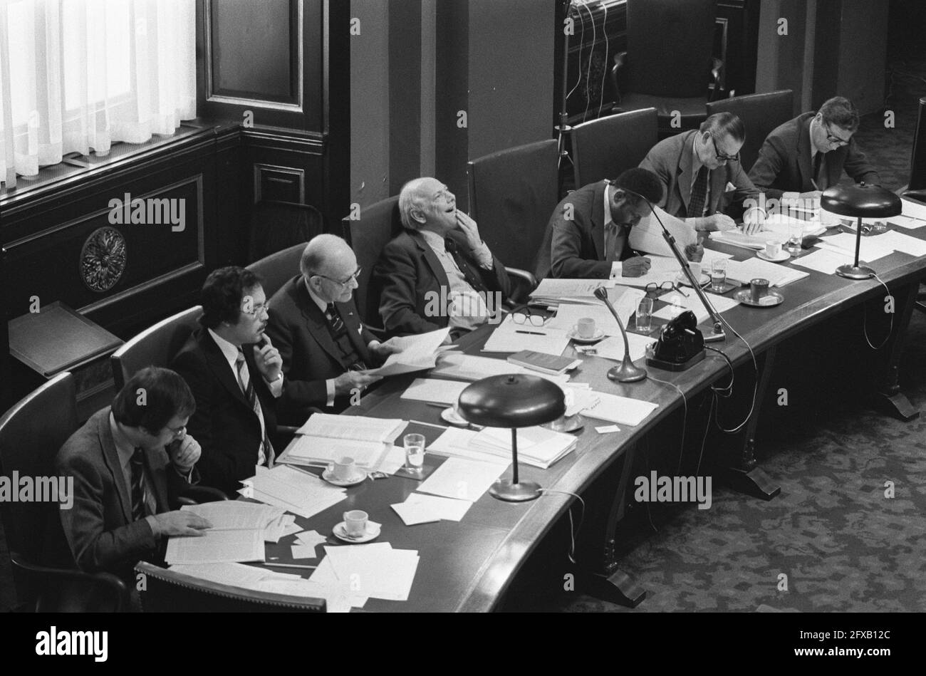 Upper House, debate independence Suriname; Behind the government table flnr. Pronk, unknown, De Gaay Fortman, Den Uyl, Van Eer (authorized minister of Suriname), state secretary Zeevalking, unknown, 28 October 1975, politics, The Netherlands, 20th century press agency photo, news to remember, documentary, historic photography 1945-1990, visual stories, human history of the Twentieth Century, capturing moments in time Stock Photo