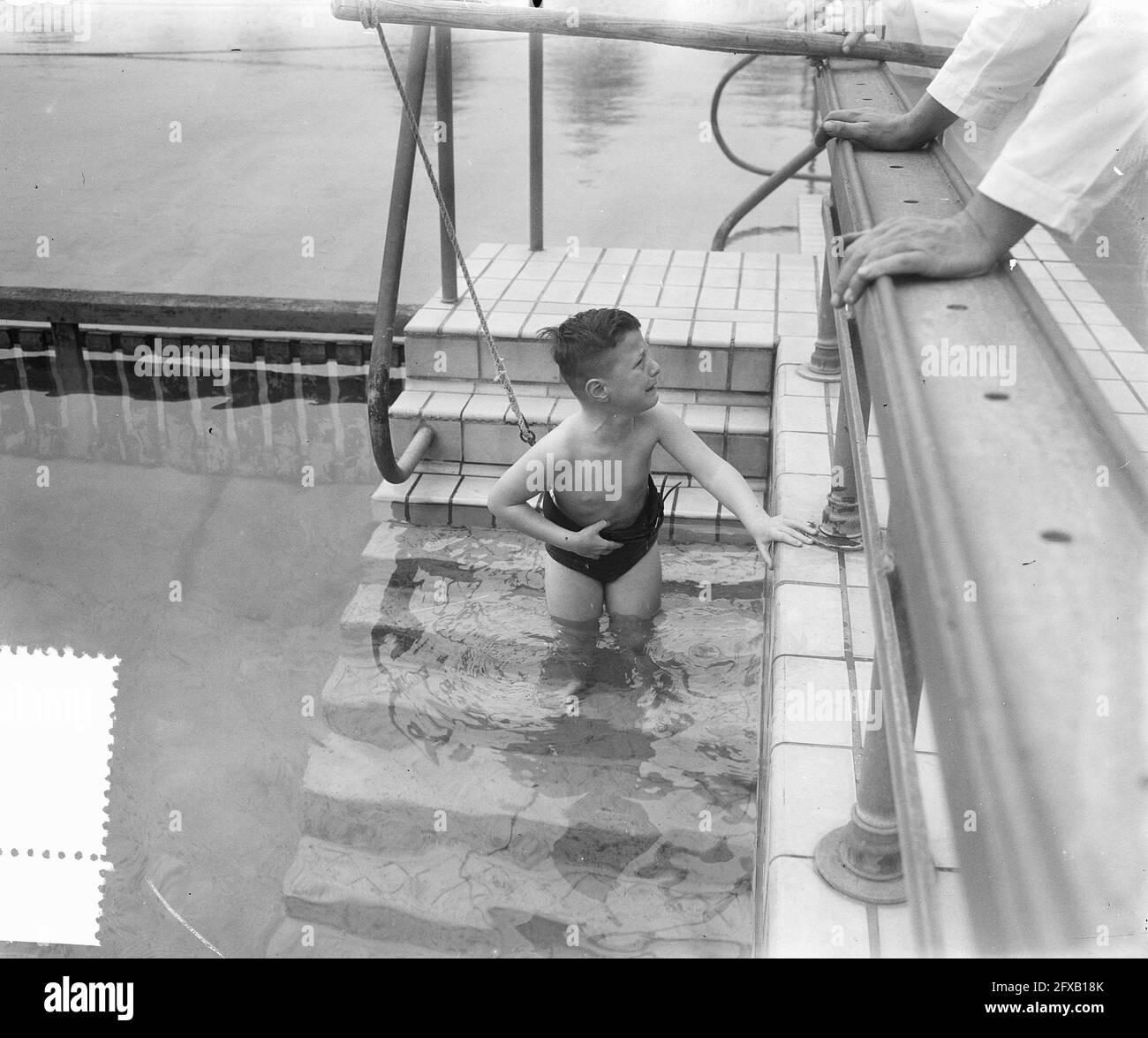 First pupil in Jan Van Galenbad (Rob Jansen, age 8). Lesson with the running rod, May 17, 1953, pupils, swimming pools, swimming lessons, swimming, The Netherlands, 20th century press agency photo, news to remember, documentary, historic photography 1945-1990, visual stories, human history of the Twentieth Century, capturing moments in time Stock Photo