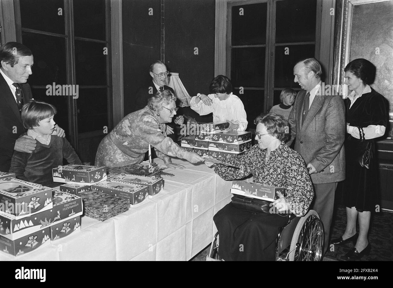 Christmas celebration Royal family in Apeldoorn; Royal family during distribution of Christmas packages, December 20, 1978, Christmas celebrations, families, Christmas packages, The Netherlands, 20th century press agency photo, news to remember, documentary, historic photography 1945-1990, visual stories, human history of the Twentieth Century, capturing moments in time Stock Photo