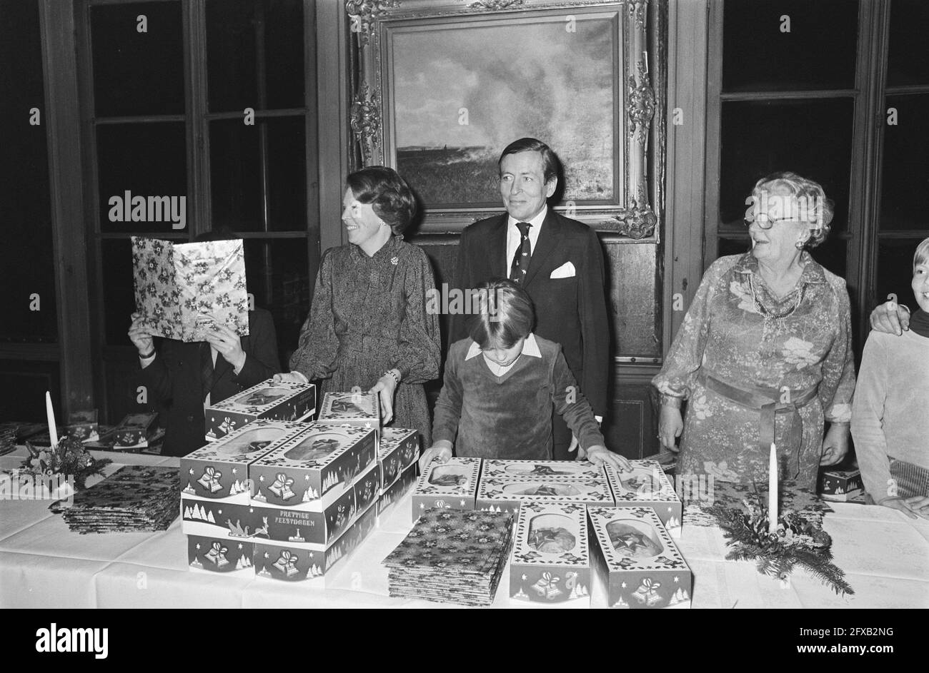 Christmas celebration Royal family in Apeldoorn; Royal family during distribution of Christmas packages, December 20, 1978, Christmas celebrations, families, Christmas packages, The Netherlands, 20th century press agency photo, news to remember, documentary, historic photography 1945-1990, visual stories, human history of the Twentieth Century, capturing moments in time Stock Photo