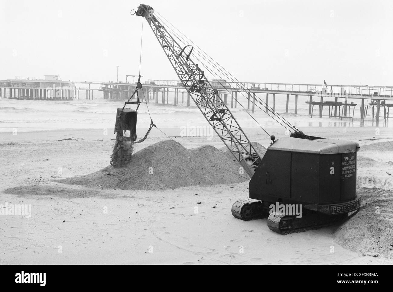 Equalization of the beach at Scheveningen for the coming season, 13