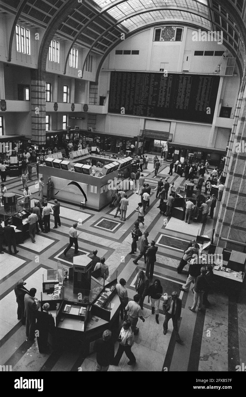 Electronic board news Black and White Stock Photos & Images Alamy