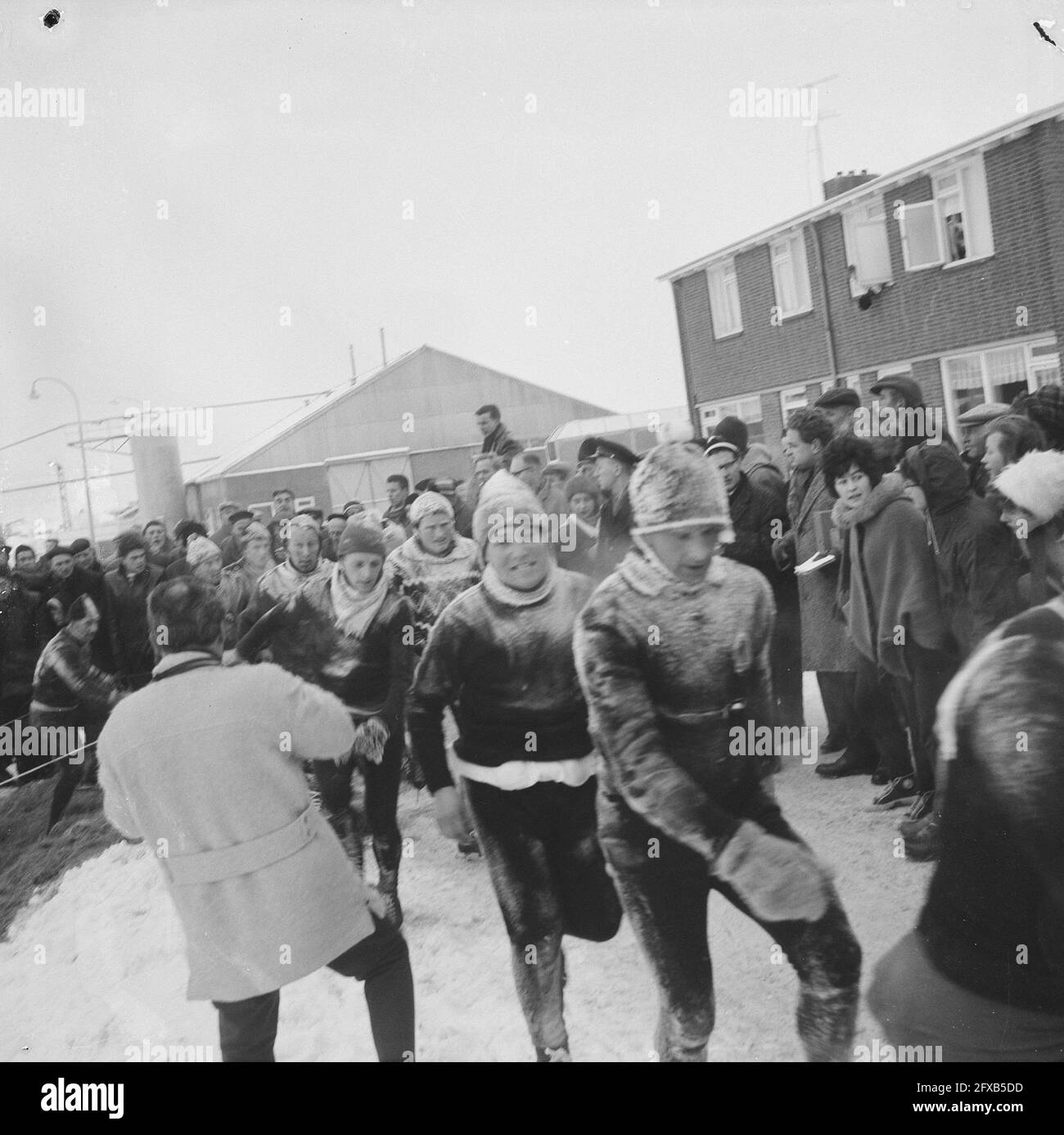 Elfstedentocht 1963. The leading group at klunen in Workum, January 18, 1963, skating, sport, The Netherlands, 20th century press agency photo, news to remember, documentary, historic photography 1945-1990, visual stories, human history of the Twentieth Century, capturing moments in time Stock Photo