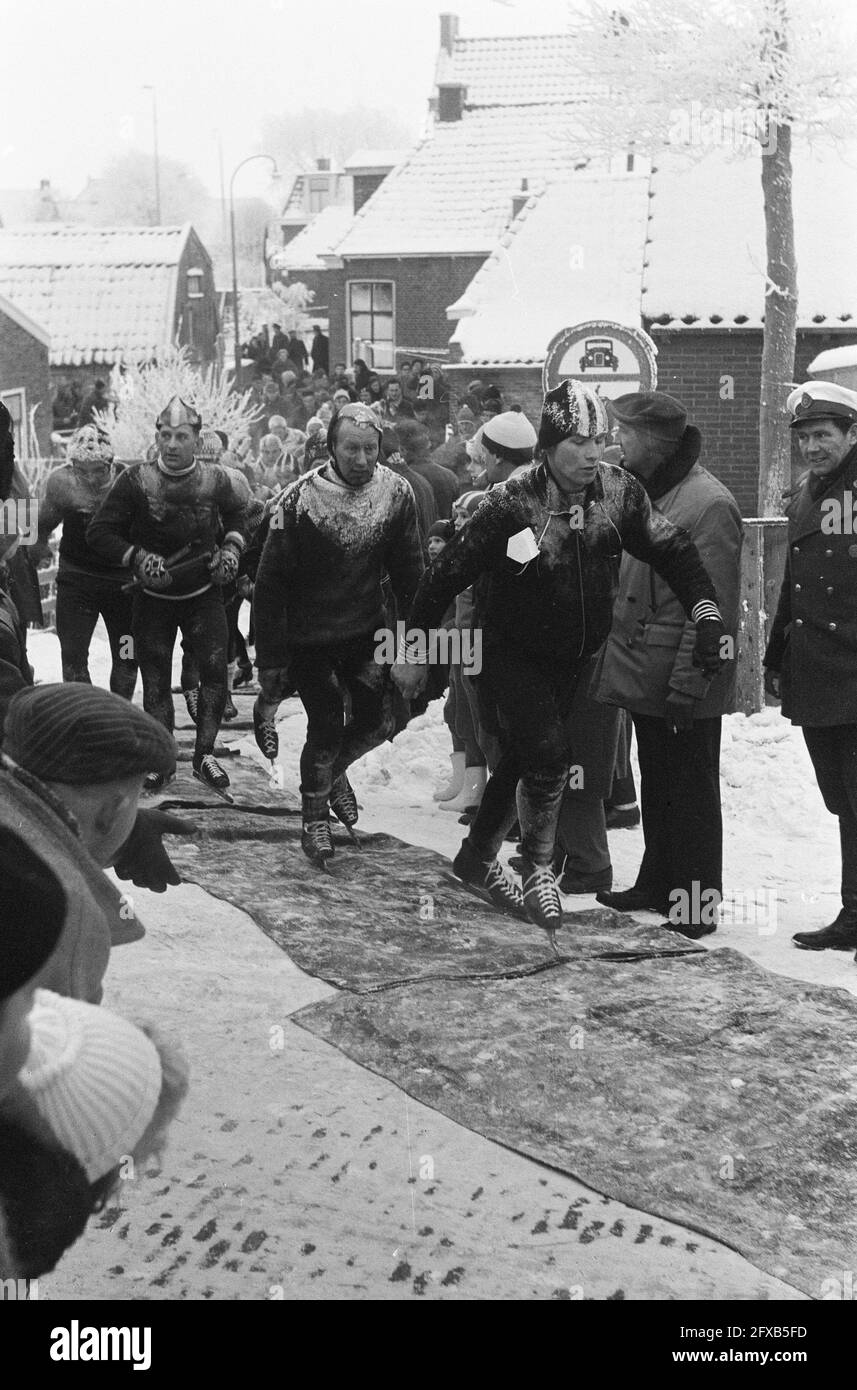 Elfstedentocht 1963. The leading group in Hindeloopen, third from the right J. van den Berg, January 18, 1963, skating, sports, The Netherlands, 20th century press agency photo, news to remember, documentary, historic photography 1945-1990, visual stories, human history of the Twentieth Century, capturing moments in time Stock Photo