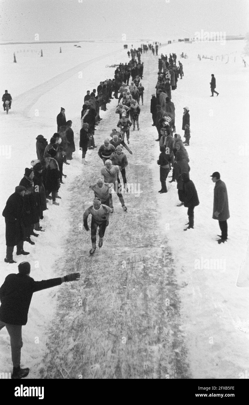 Elfstedentocht 1963. The leading group on their way to Stavoren, passing the Galamadammen near Koudum, January 18, 1963, skating, sports, The Netherlands, 20th century press agency photo, news to remember, documentary, historic photography 1945-1990, visual stories, human history of the Twentieth Century, capturing moments in time Stock Photo
