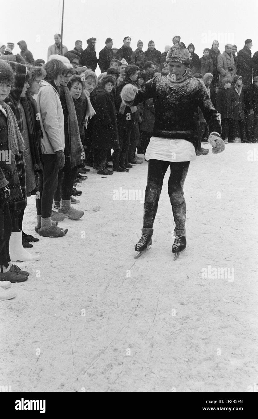 Elfstedentocht 1963. Clunking in Workum, reed mats have been placed there, 18 January 1963, skating, sport, The Netherlands, 20th century press agency photo, news to remember, documentary, historic photography 1945-1990, visual stories, human history of the Twentieth Century, capturing moments in time Stock Photo
