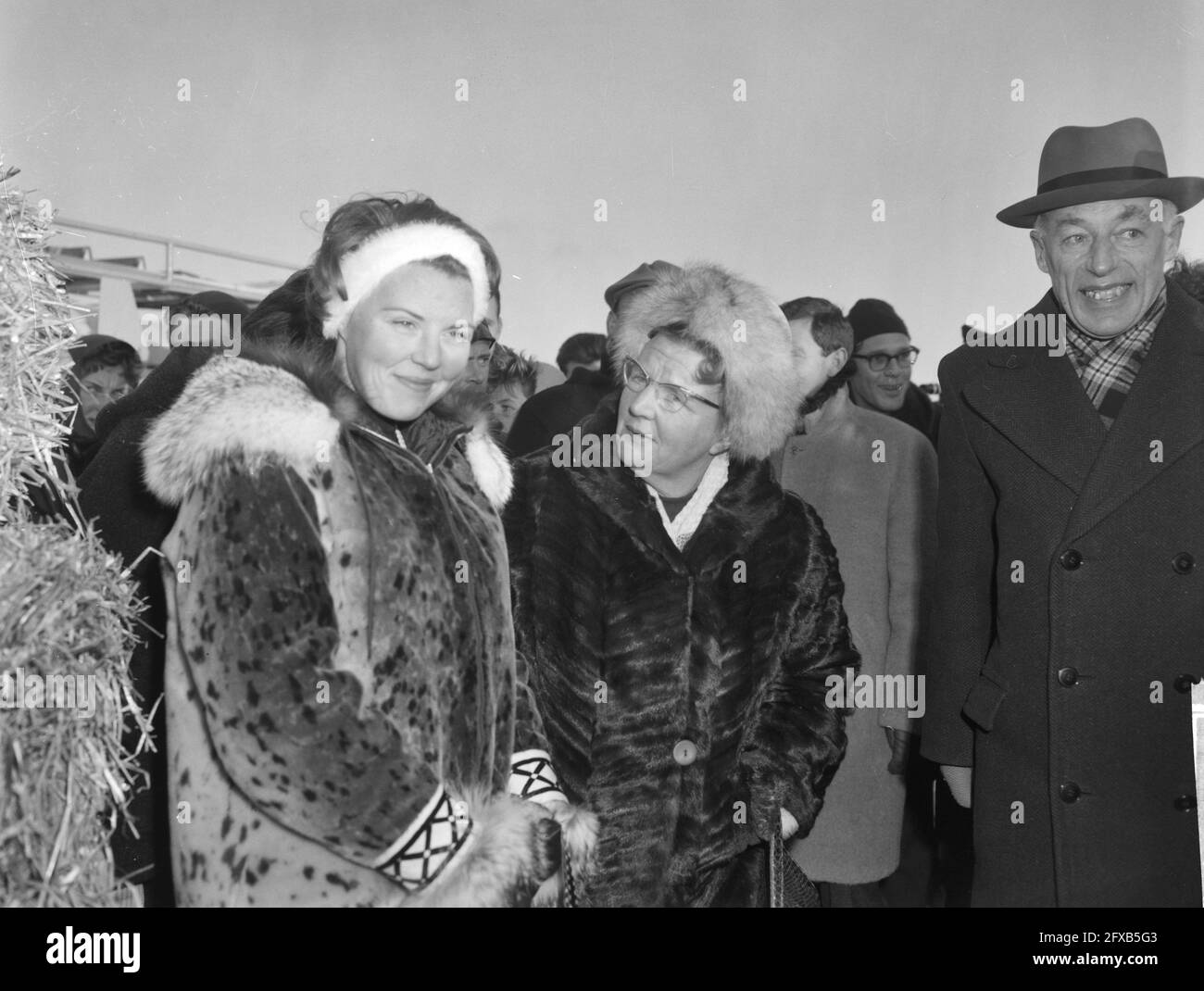 Elfstedentocht 1963. Queen Juliana and Princess Beatrix at the finish in Leeuwarden, January 18, 1963, royal family, skating, sport, spectators, The Netherlands, 20th century press agency photo, news to remember, documentary, historic photography 1945-1990, visual stories, human history of the Twentieth Century, capturing moments in time Stock Photo