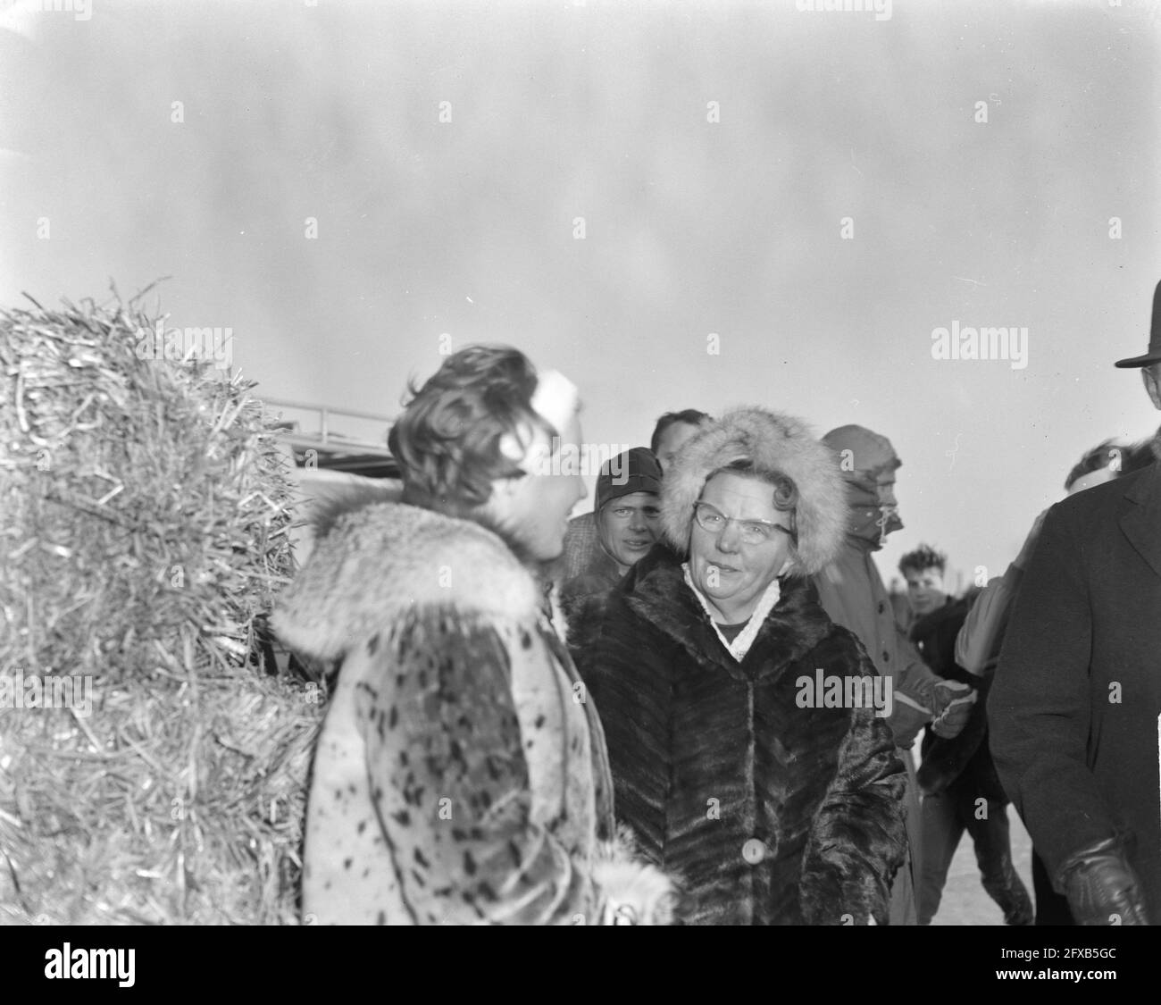 Elfstedentocht 1963. Queen Juliana and Princess Beatrix at the finish in Leeuwarden, January 18, 1963, royal family, skating, sports, spectators, The Netherlands, 20th century press agency photo, news to remember, documentary, historic photography 1945-1990, visual stories, human history of the Twentieth Century, capturing moments in time Stock Photo