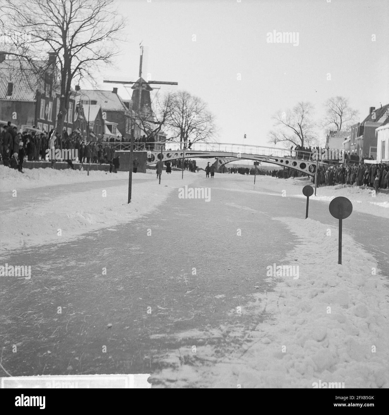 Elfstedentocht 1963. Dokkum. Kleindiep with Bonte Bridge, January 18, 1963, ice, skating, sports, The Netherlands, 20th century press agency photo, news to remember, documentary, historic photography 1945-1990, visual stories, human history of the Twentieth Century, capturing moments in time Stock Photo