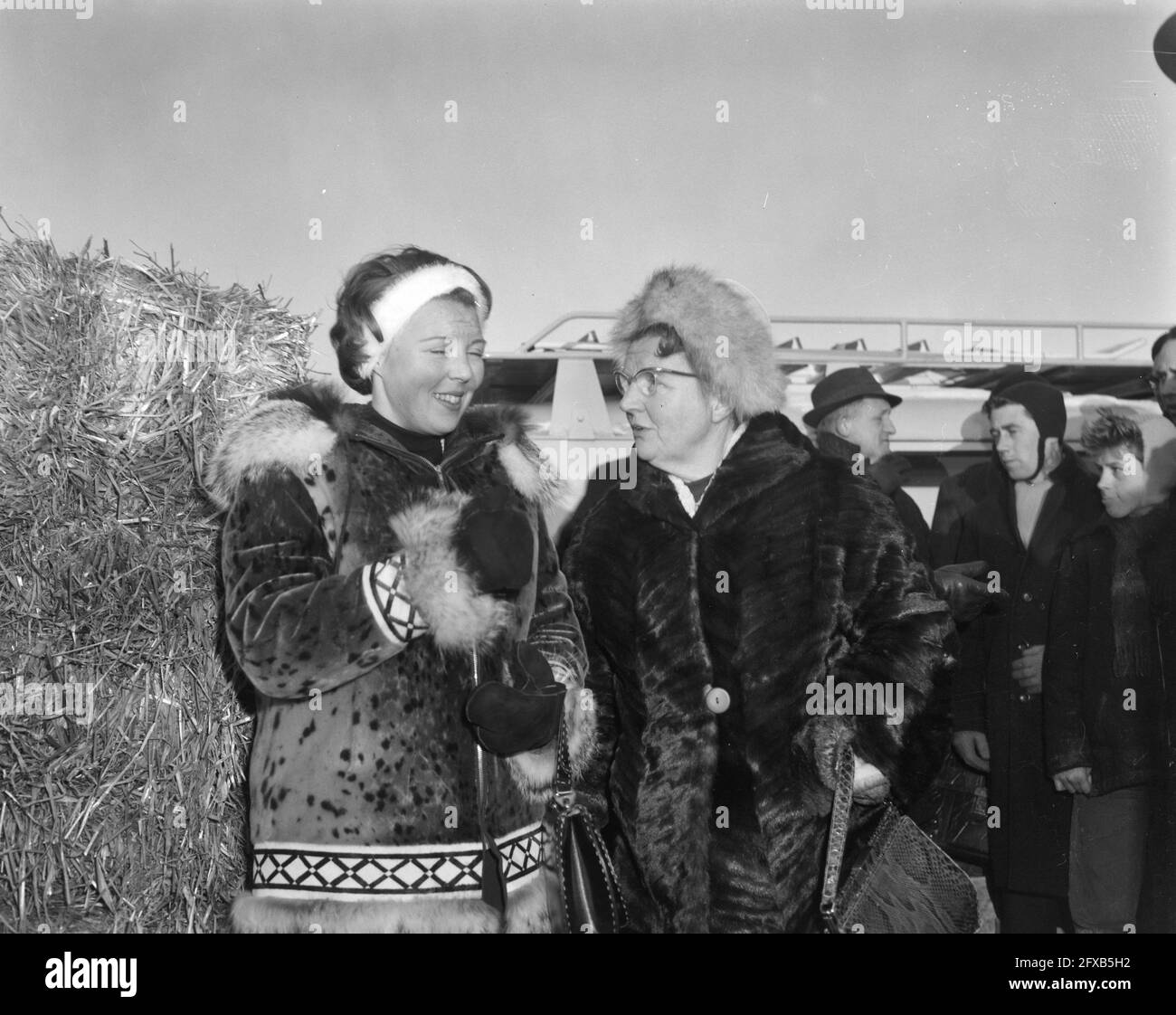 Elfstedentocht 1963. Queen Juliana and Princess Beatrix at the finish in Leeuwarden, 18 January 1963, royal family, skating, sports, spectators, The Netherlands, 20th century press agency photo, news to remember, documentary, historic photography 1945-1990, visual stories, human history of the Twentieth Century, capturing moments in time Stock Photo