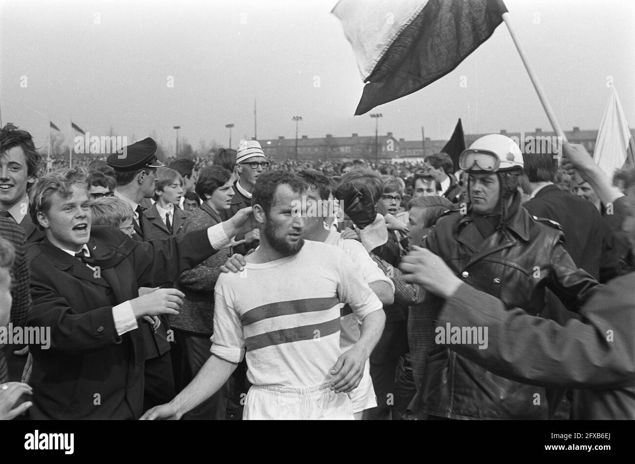 Elinkwijk against DOS 0-2, Aarts of DOS booed by supporters, April 30, 1967, SUPPORTERS, sports, soccer, The Netherlands, 20th century press agency photo, news to remember, documentary, historic photography 1945-1990, visual stories, human history of the Twentieth Century, capturing moments in time Stock Photo