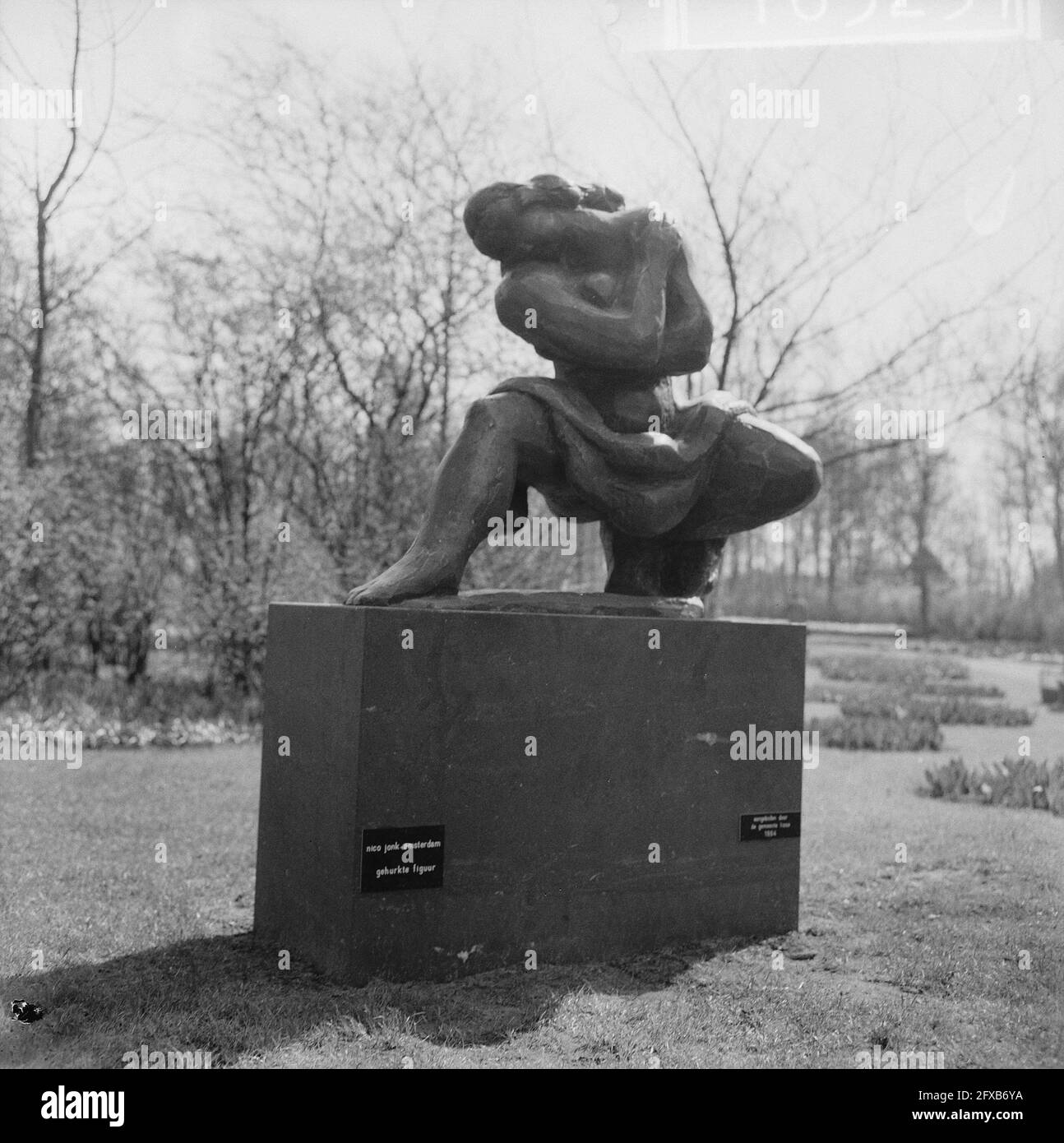 Keukenhof 1964, fine art, crouching figure by Nico Jonk, April 20, 1964, ART, The Netherlands, 20th century press agency photo, news to remember, documentary, historic photography 1945-1990, visual stories, human history of the Twentieth Century, capturing moments in time Stock Photo