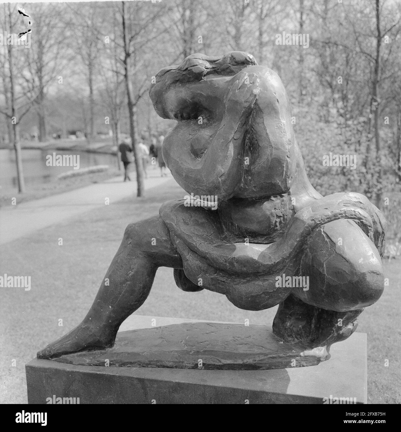 Keukenhof 1964, fine art, crouching figure of Nico Jonk, April 20, 1964, ART, The Netherlands, 20th century press agency photo, news to remember, documentary, historic photography 1945-1990, visual stories, human history of the Twentieth Century, capturing moments in time Stock Photo