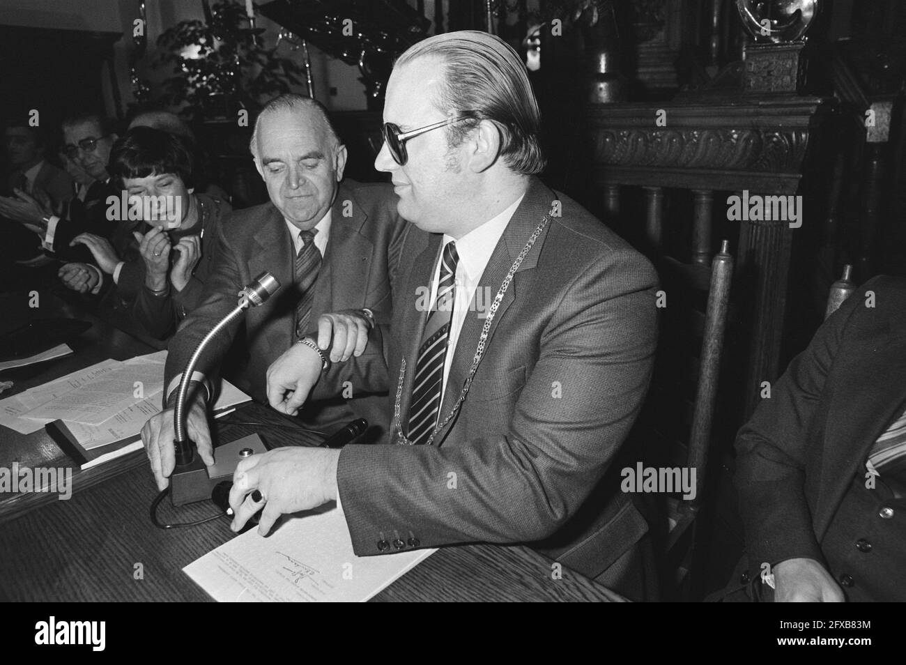 Installation of the first blind mayor in Hervormde Kerk Abcoude, the new mayor behind the microphone, January 16, 1981, acceptances of office, blind, mayors, church buildings, The Netherlands, 20th century press agency photo, news to remember, documentary, historic photography 1945-1990, visual stories, human history of the Twentieth Century, capturing moments in time Stock Photo