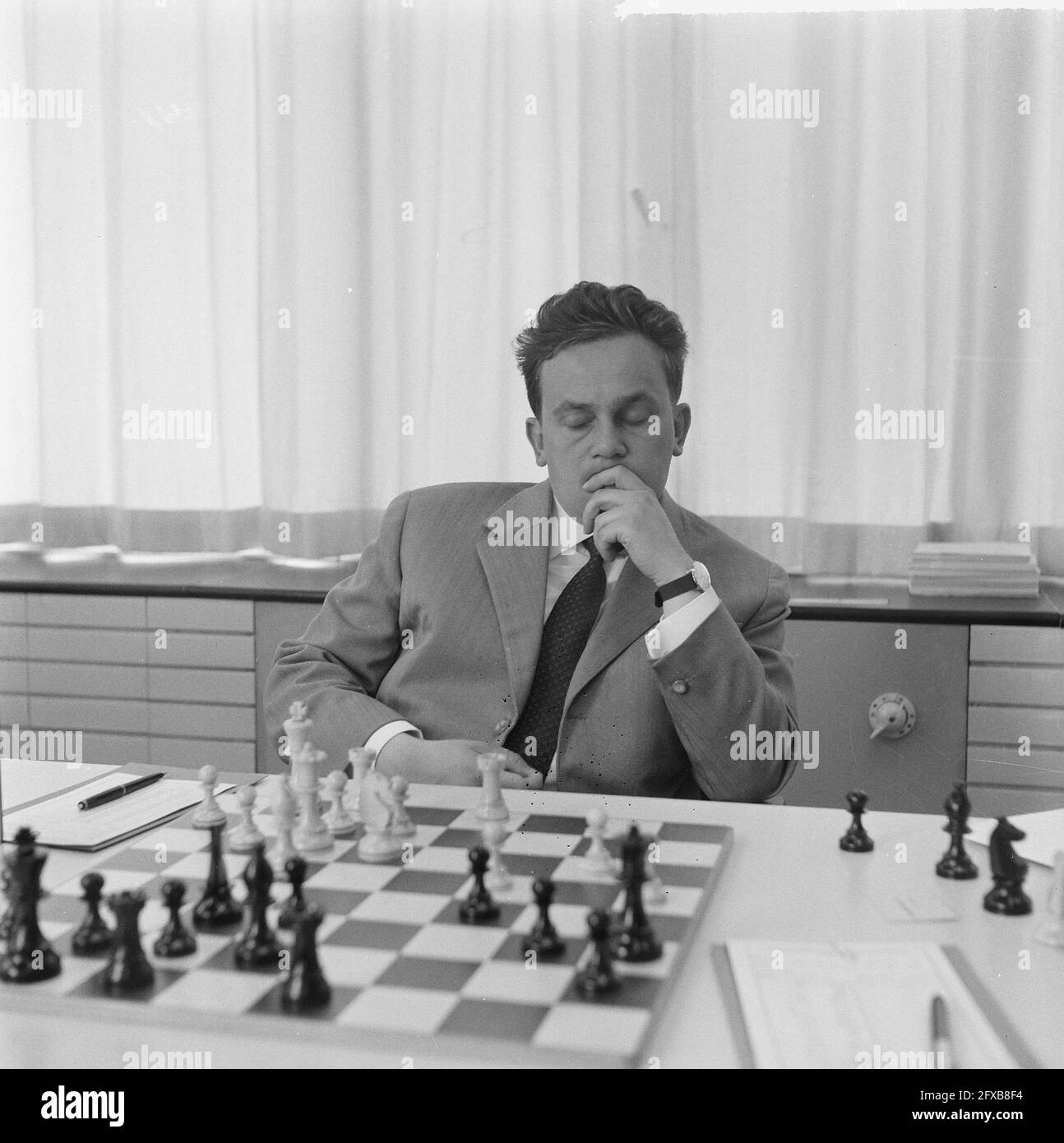 Interfide chess tournament in GAK building, Samuel Reshevsky (USA) Date:  May 21, 1964 Keywords: CHASK TOURNOEN Institution name: GAK Stock Photo -  Alamy