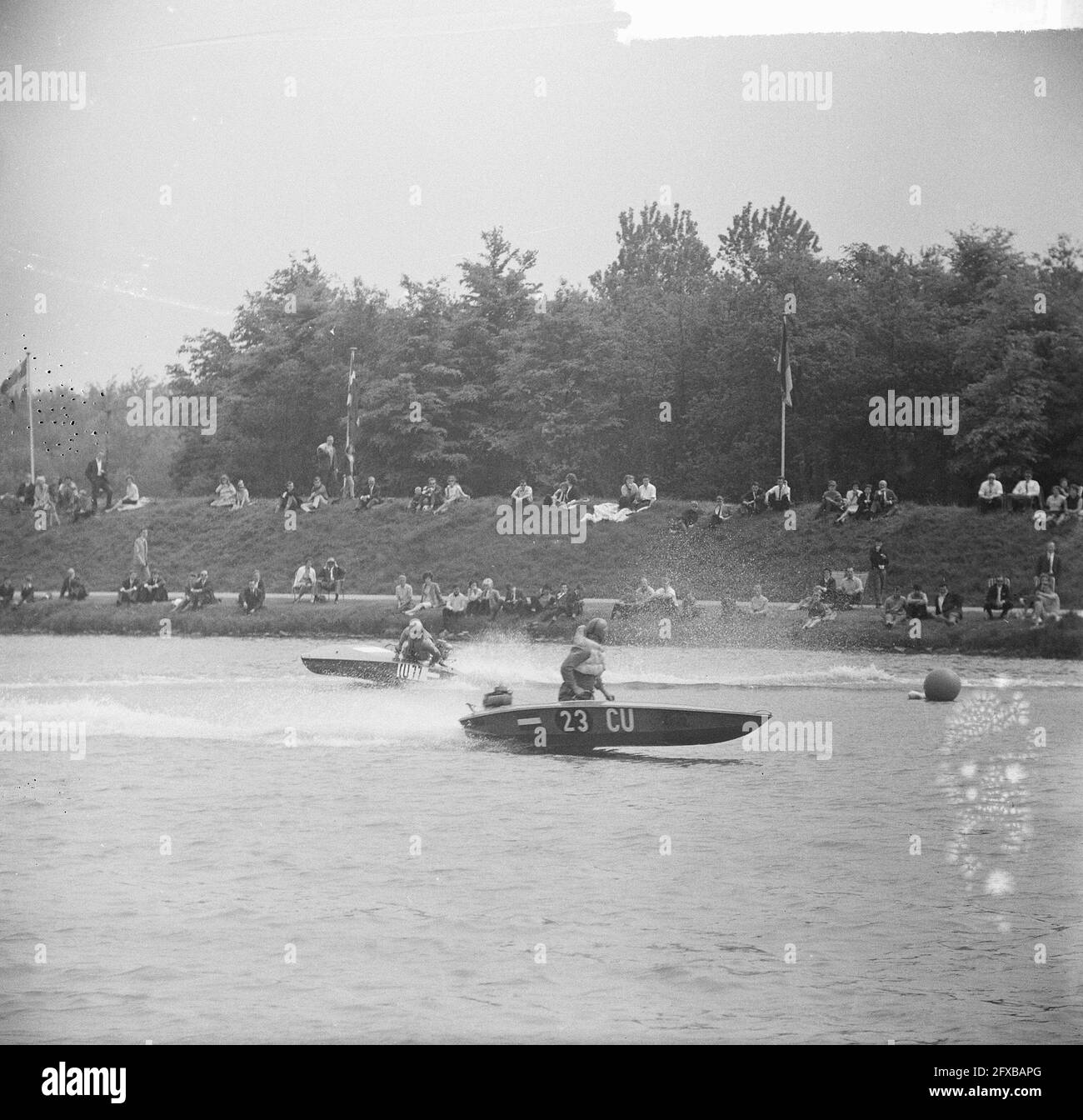 International speedboat races on the Bosbaan, the speedboats in battle, May 23, 1965, SPEEDBOOTRACES, The Netherlands, 20th century press agency photo, news to remember, documentary, historic photography 1945-1990, visual stories, human history of the Twentieth Century, capturing moments in time Stock Photo