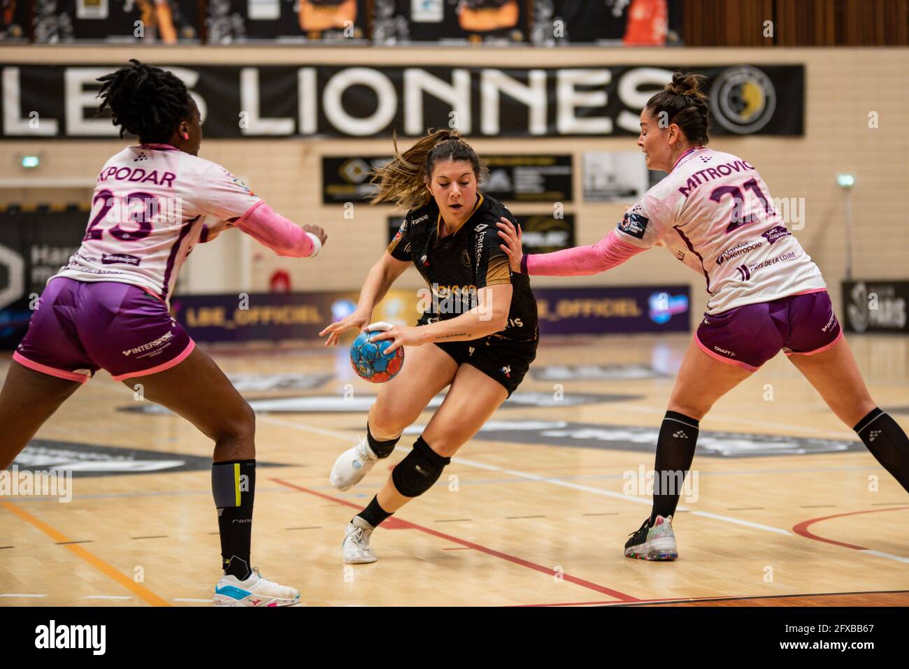 Laura Flippes of Paris 92 and Gordana Mitrovic of Nantes Atlantique Handball  fight for the ball during the Women's French championship, Ligue Butagaz  Energie, Final 5vs6, 1st leg between Paris 92 and