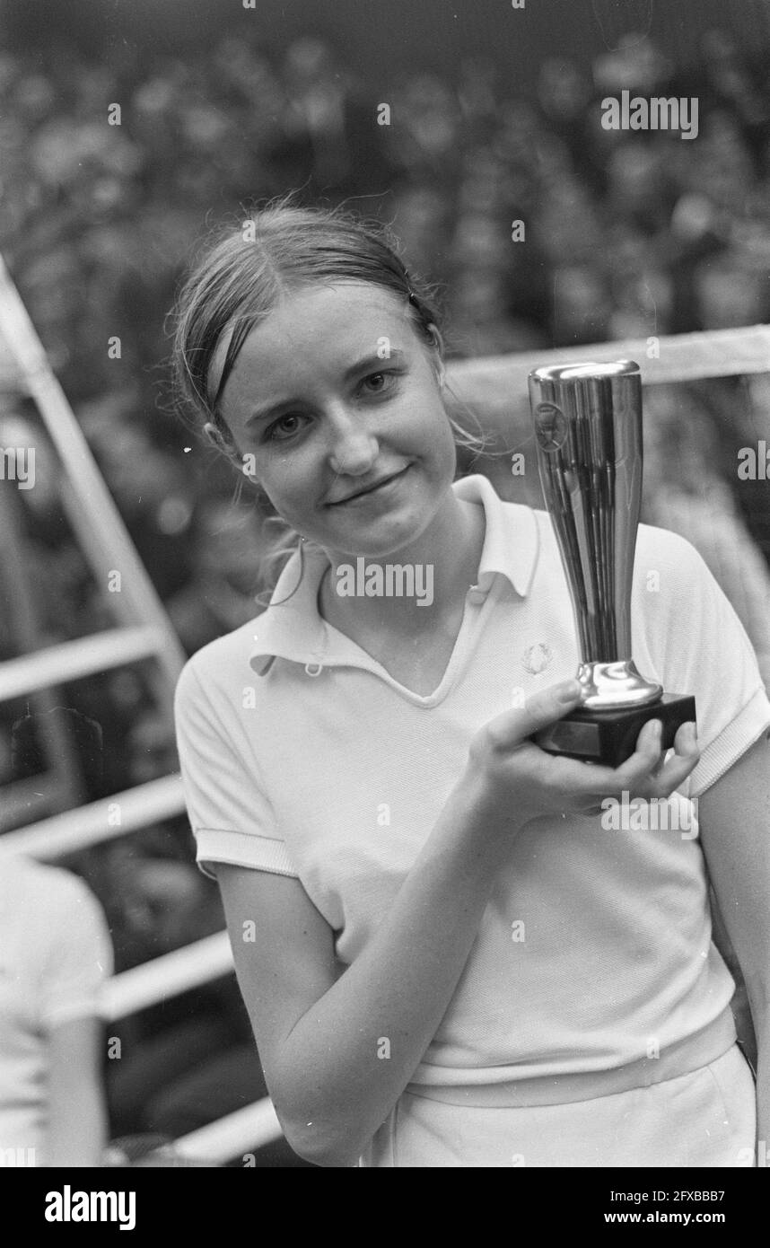 International Badminton Championships in Haarlem Gillian Perrin with cup, February 9, 1969, Badminton, cups, championships, The Netherlands, 20th century press agency photo, news to remember, documentary, historic photography 1945-1990, visual stories, human history of the Twentieth Century, capturing moments in time Stock Photo