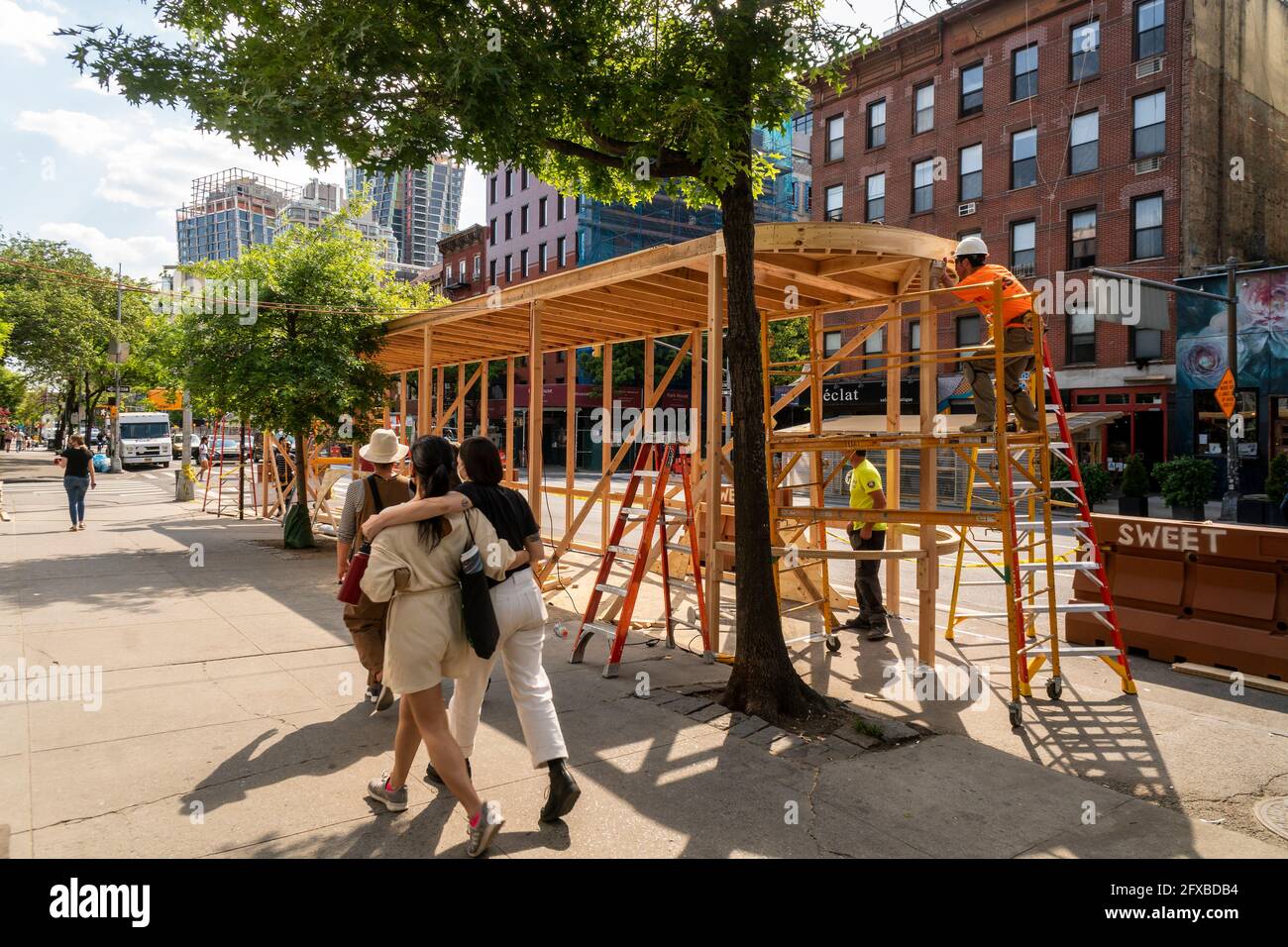 Workers construct an al fresco dining pavilion for the Empire Diner in Chelsea in New York  in anticipation of the the imminent reopening of the restaurant, seen on Tuesday, May 18, 2021. ( © Richard B. Levine) Stock Photo