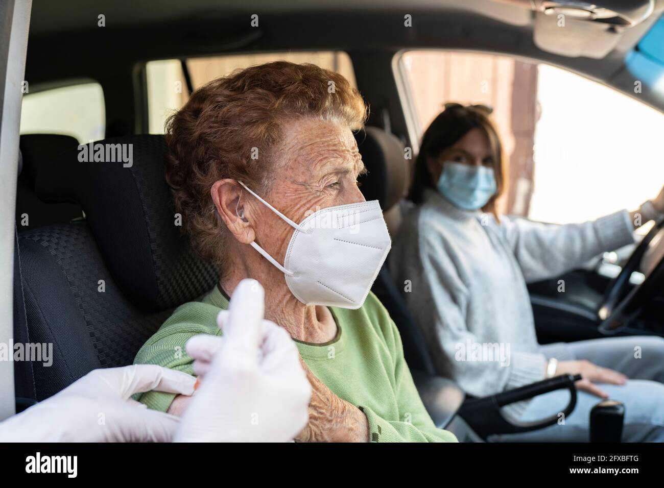 Doctor injection woman hi-res stock photography and images - Alamy