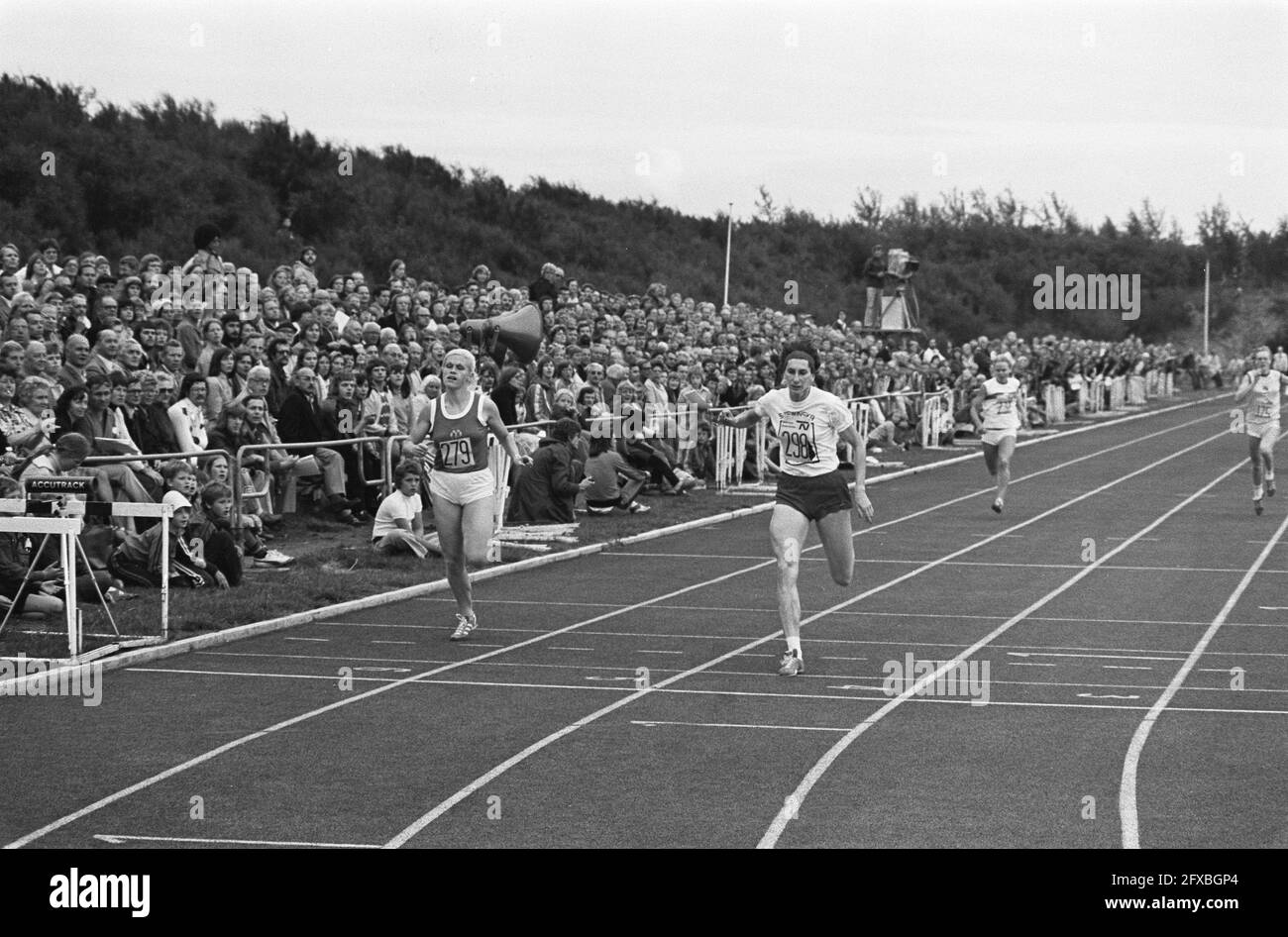 Irena Szewinska (Poland) wins 200 meters (right) ahead of Karla Bodendorff (GDR), July 16, 1975, athletics, running, sports, tournaments, The Netherlands, 20th century press agency photo, news to remember, documentary, historic photography 1945-1990, visual stories, human history of the Twentieth Century, capturing moments in time Stock Photo