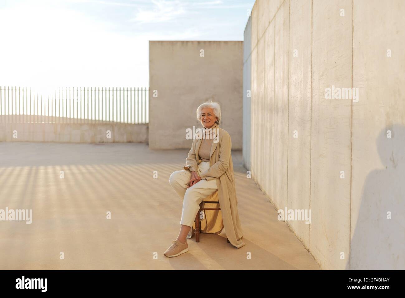 People sitting on stool hi-res stock photography and images - Alamy