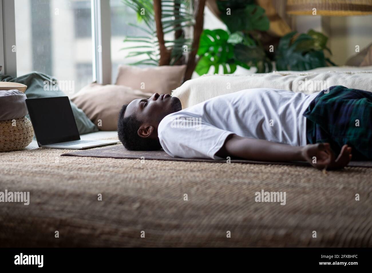 Dead man on the floor hi-res stock photography and images - Alamy