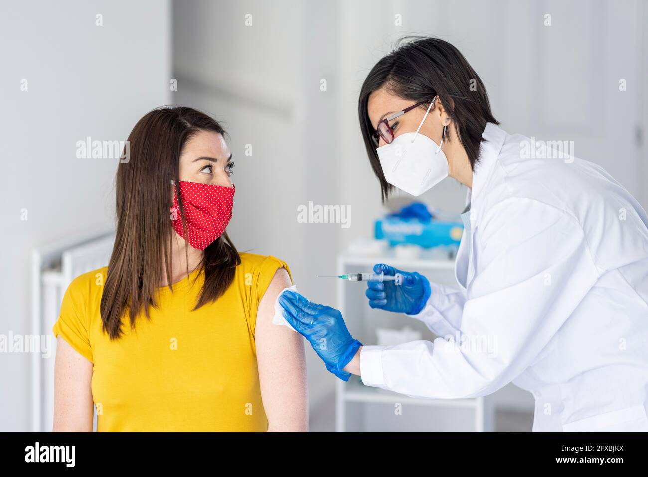 Doctor giving woman injection hi-res stock photography and images - Alamy