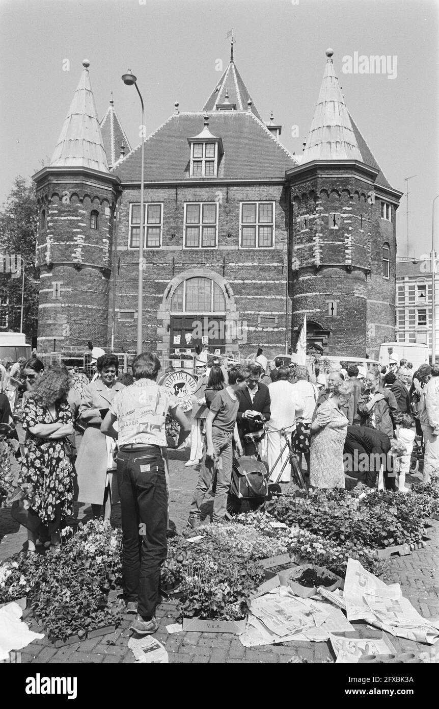 Annual geranium market at the Nieuwmarkt, in the background the Waag, May 15, 1982, markets, The Netherlands, 20th century press agency photo, news to remember, documentary, historic photography 1945-1990, visual stories, human history of the Twentieth Century, capturing moments in time Stock Photo