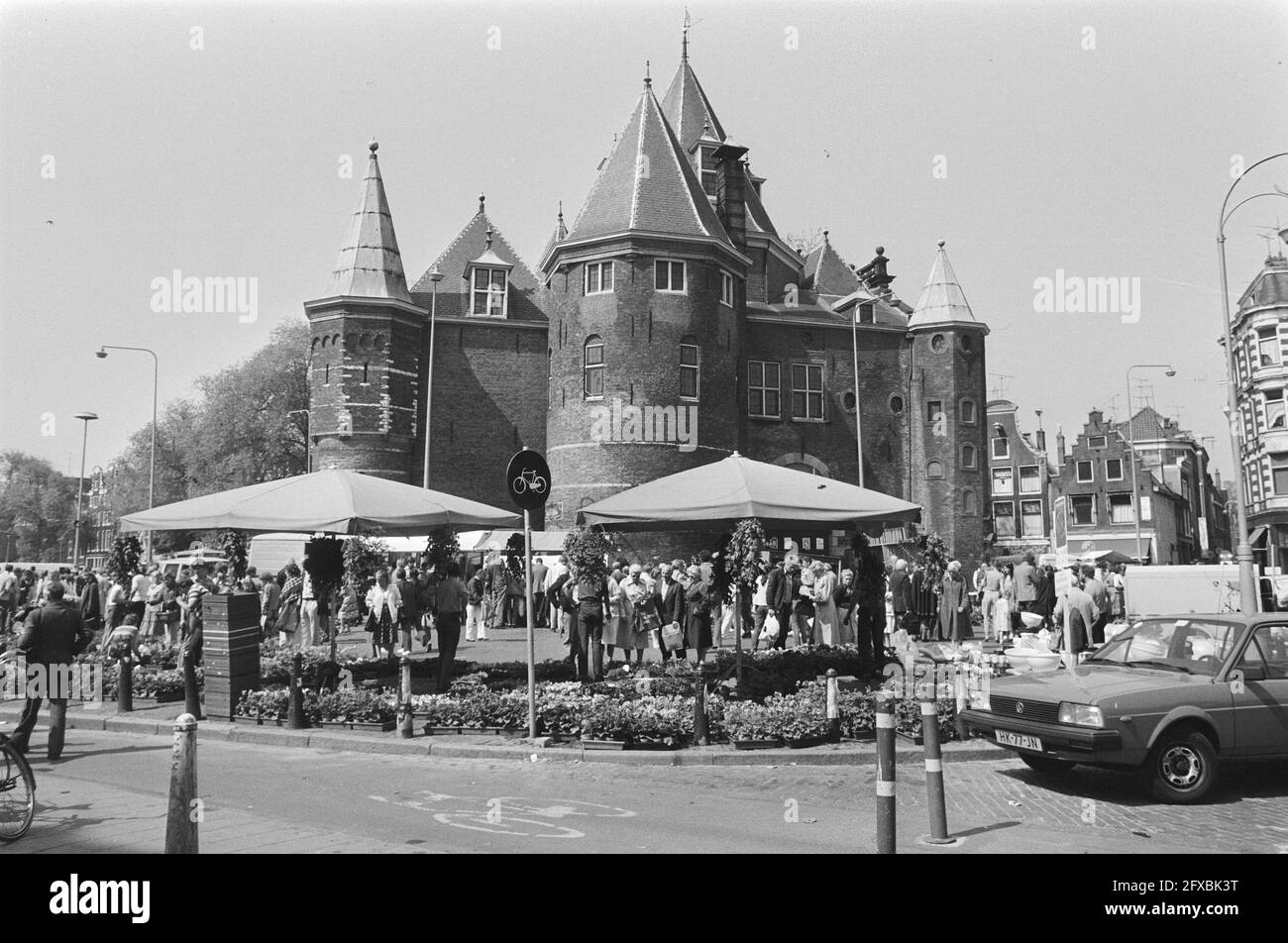 Annual geranium market on the Nieuwmarkt, in the background the Waag, May 15, 1982, markets, The Netherlands, 20th century press agency photo, news to remember, documentary, historic photography 1945-1990, visual stories, human history of the Twentieth Century, capturing moments in time Stock Photo