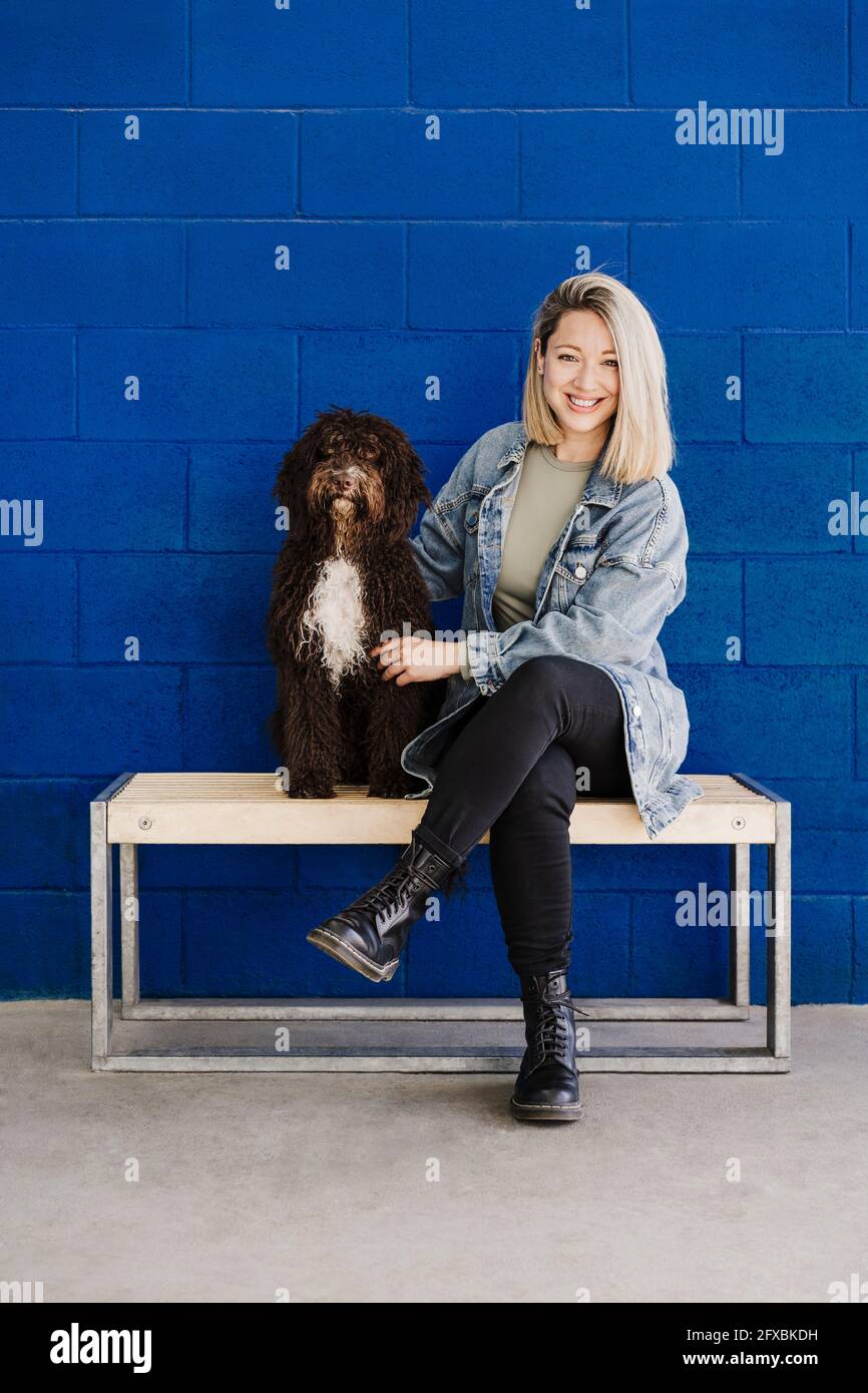 Woman sitting on bench with dog hi-res stock photography and images - Alamy