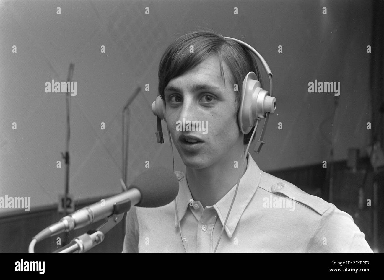 Johan Cruijff makes gramophone record in G.T.B. studio in The Hague Johan Cruijff with headphones during recording, April 3, 1969, RECORDS, gramophone records, The Netherlands, 20th century press agency photo, news to remember, documentary, historic photography 1945-1990, visual stories, human history of the Twentieth Century, capturing moments in time Stock Photo