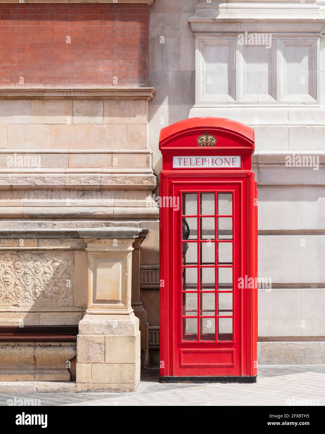 Red telephone booth hi-res stock photography and images - Alamy
