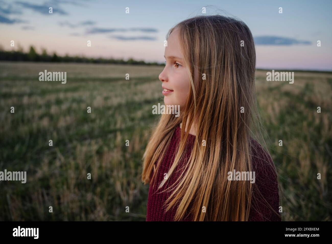 Girl in the sunset hi-res stock photography and images - Alamy