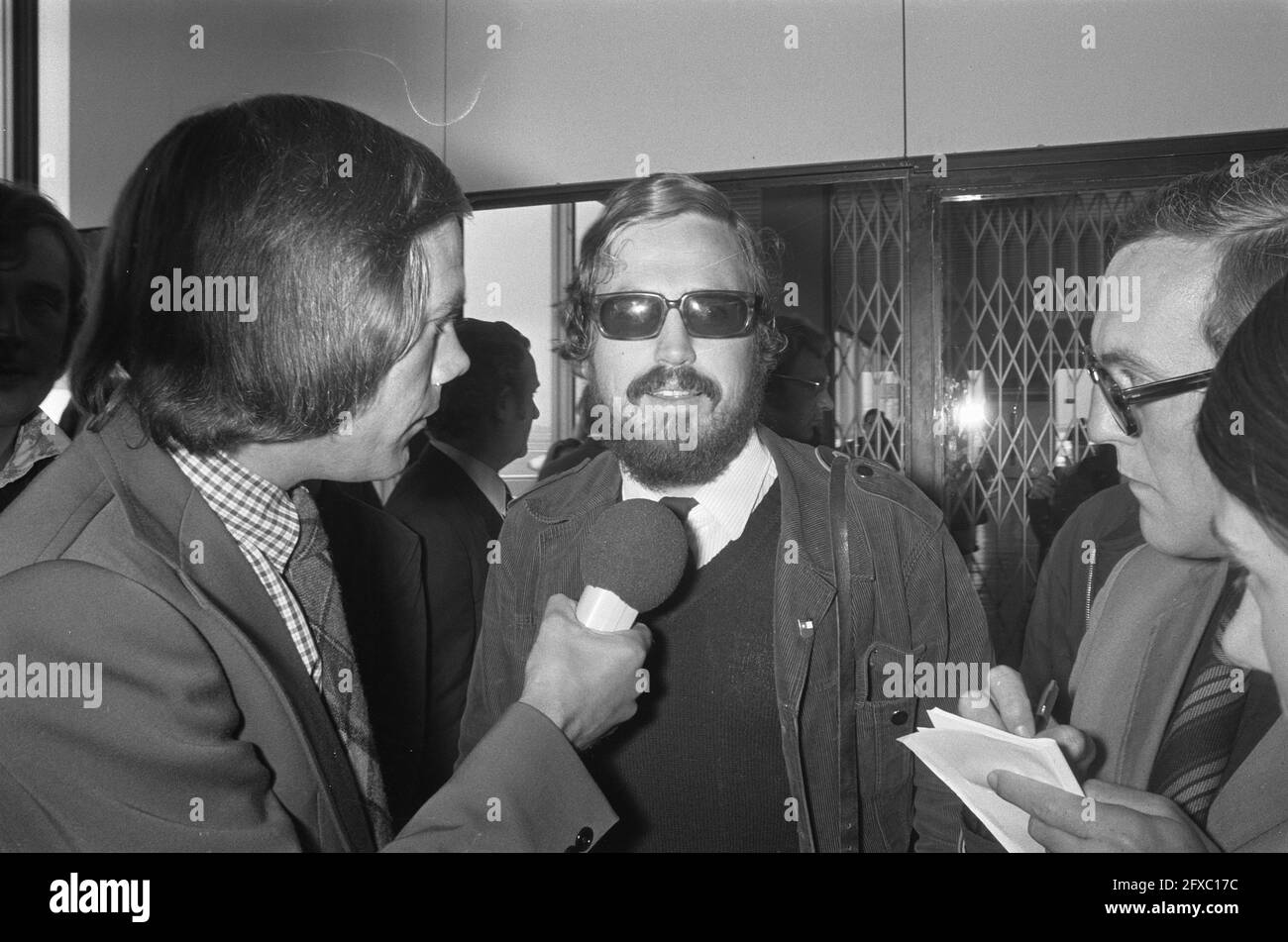 Journalist Jan van der Putten on arrival at Schiphol Airport from Chile,  September 24, 1973, Arrivals, Journalists, The Netherlands, 20th century  press agency photo, news to remember, documentary, historic photography  1945-1990, visual