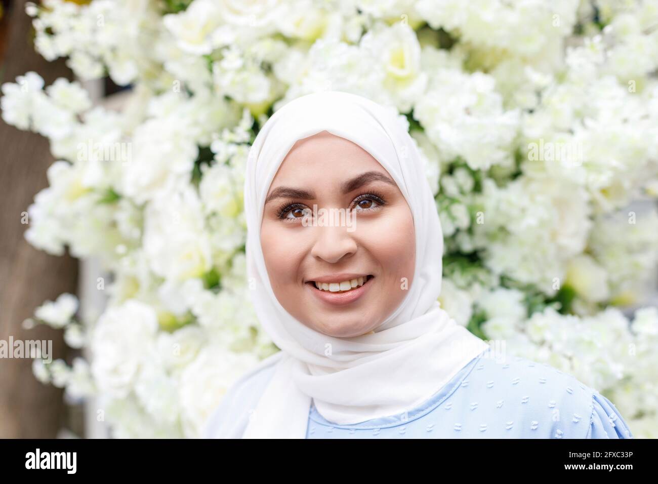 Woman wearing hijab white hi-res stock photography and images - Alamy
