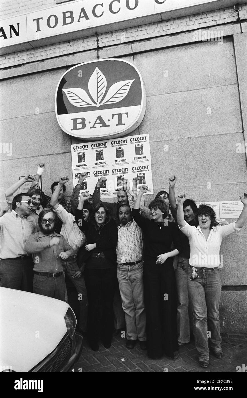 Cheering Batco staff outside for the B.A.T. (British American Tobacco Company) vignette, October 23, 1979, workers, factories, logos, strikes, tobacco industry, The Netherlands, 20th century press agency photo, news to remember, documentary, historic photography 1945-1990, visual stories, human history of the Twentieth Century, capturing moments in time Stock Photo