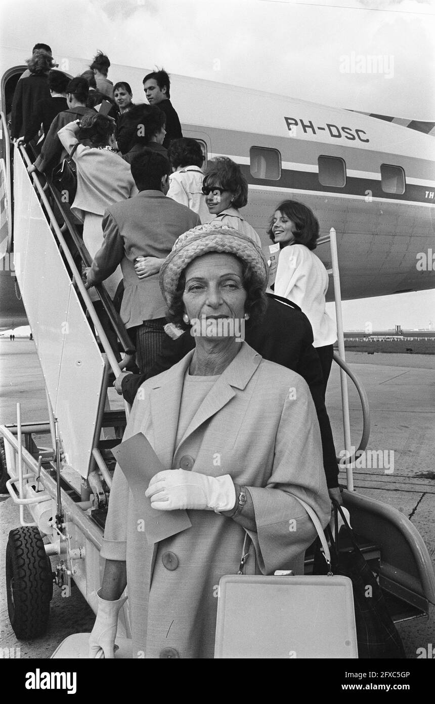 National Ballet departed for Yugoslavia, in foreground Sonia Gaskell, July 7, 1964, ballet, choreographers, dance, airports, The Netherlands, 20th century press agency photo, news to remember, documentary, historic photography 1945-1990, visual stories, human history of the Twentieth Century, capturing moments in time Stock Photo