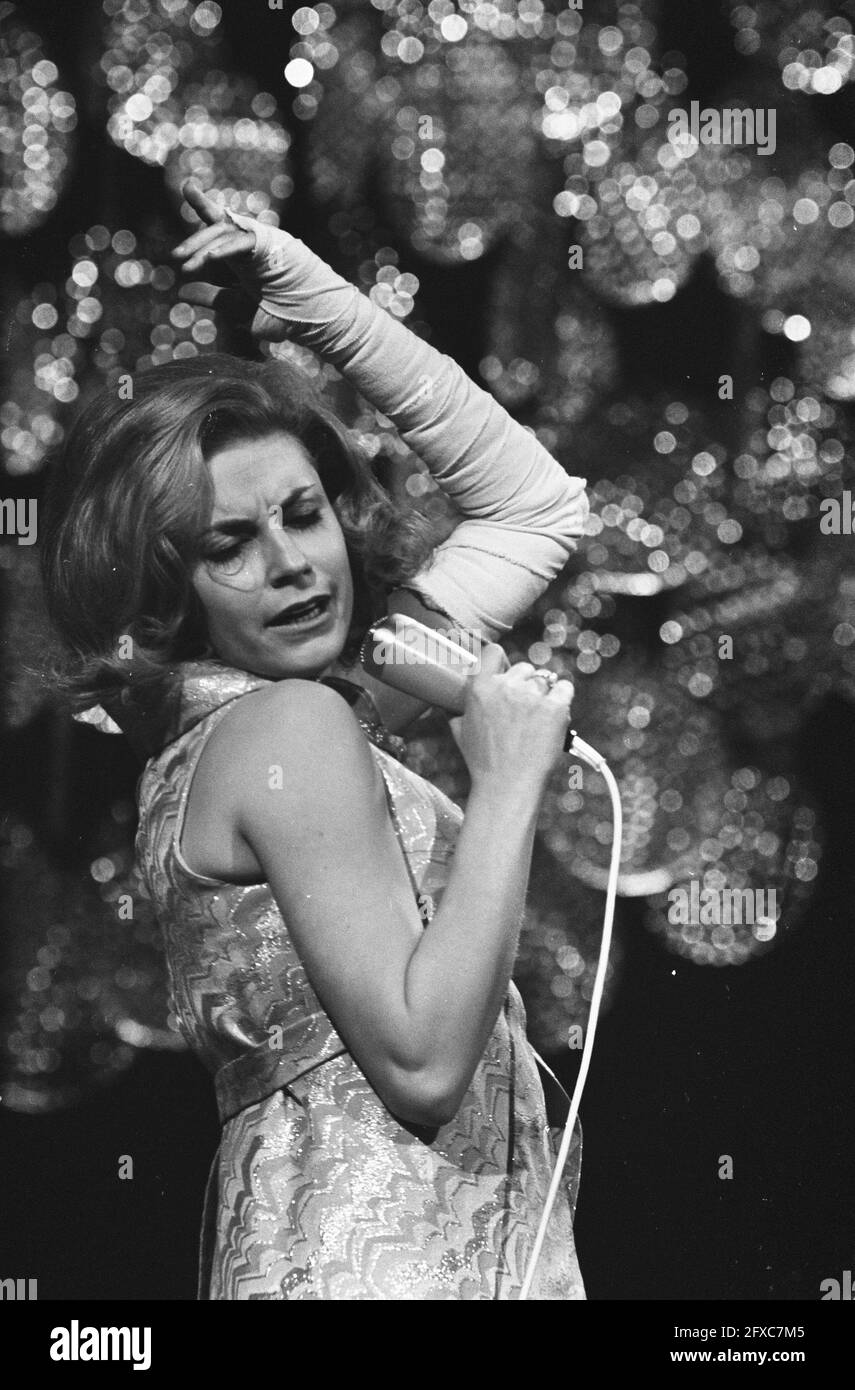 National final of the Eurovision Song Contest in Scheveningen Conny Vink with a bandaged arm, February 26, 1969, SONGFESTIVALS, finals, The Netherlands, 20th century press agency photo, news to remember, documentary, historic photography 1945-1990, visual stories, human history of the Twentieth Century, capturing moments in time Stock Photo