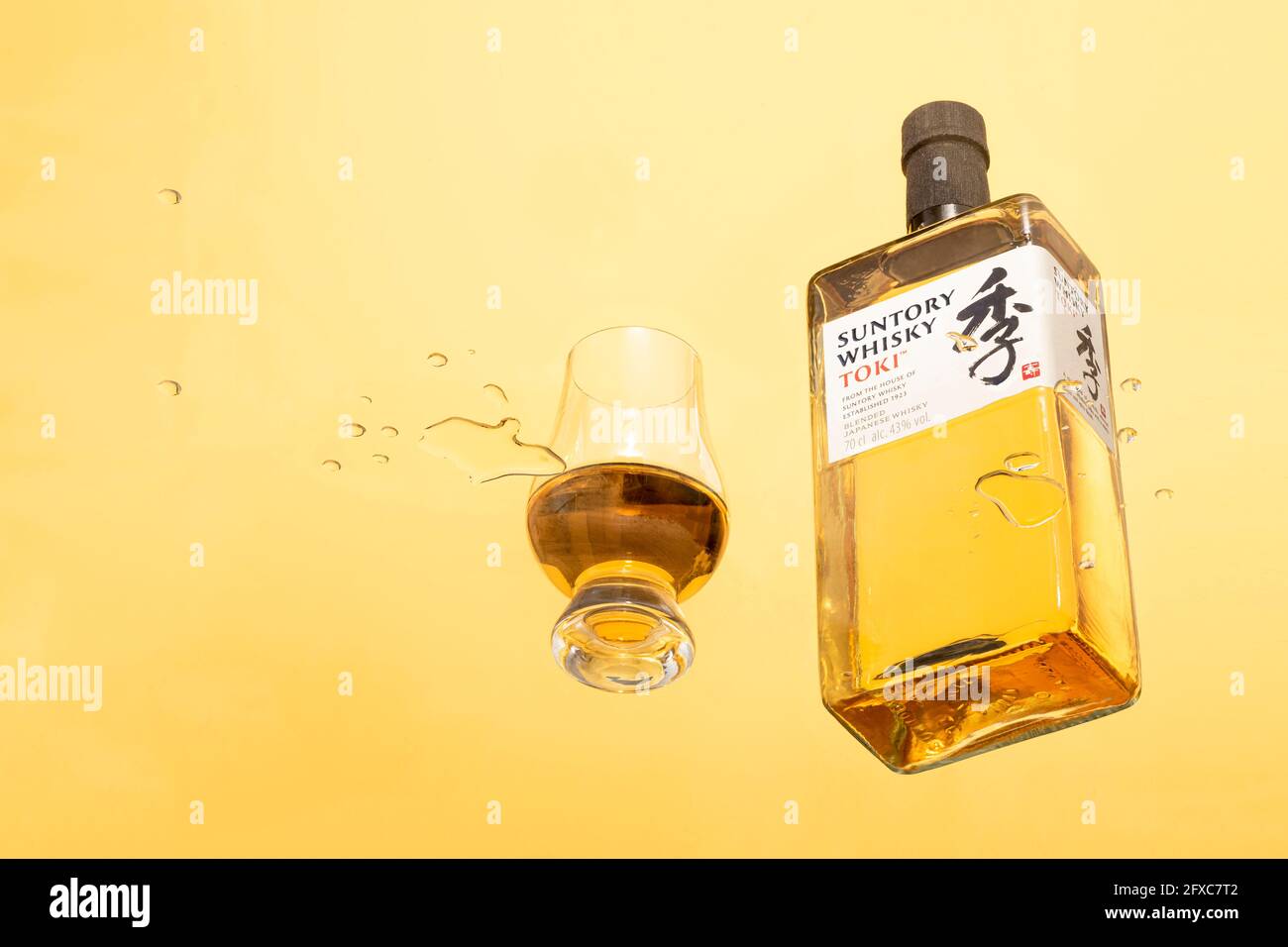 SUNTORY WHISKY TOKI JAPANESE WHISKY. Whiskey Suntory Toki. Toki Whisky from Japan with Glencairn  Whisky Glass Blended Japanese  Whiskey SUNTORY TOKI Stock Photo