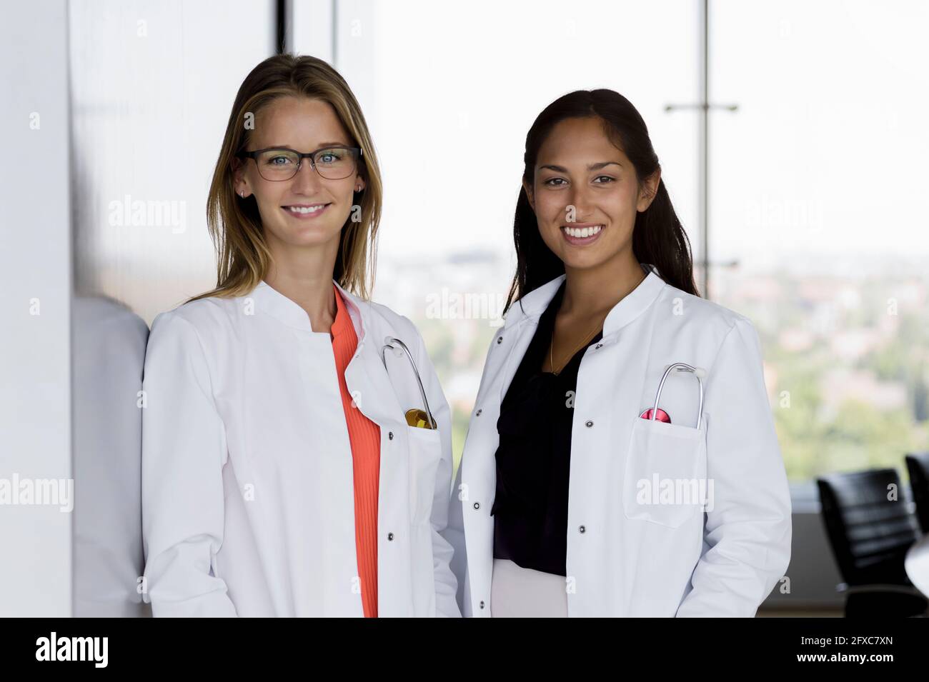 Female doctors smiling hi-res stock photography and images - Alamy
