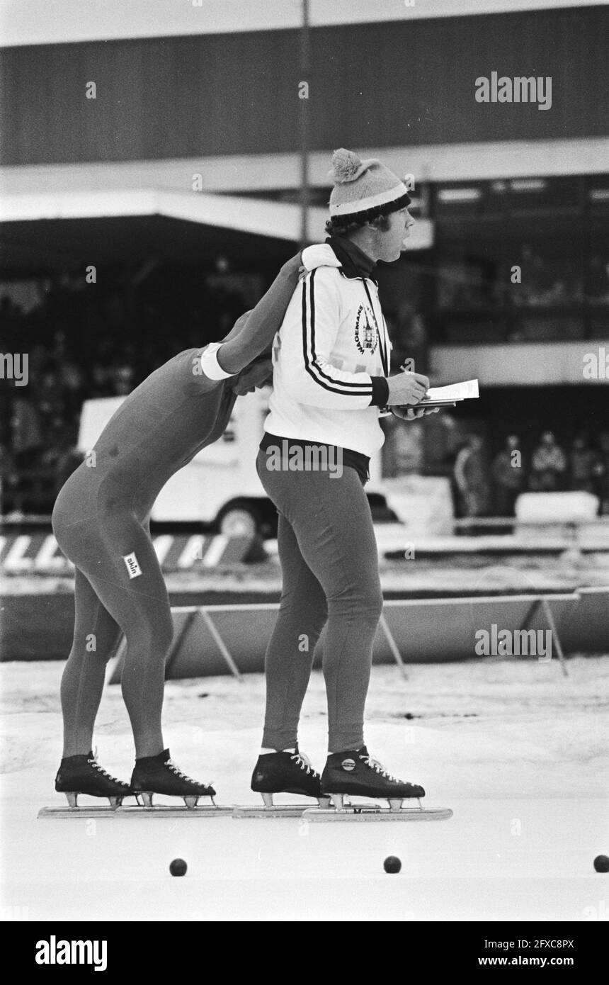 National speed skating championships in Assen; Annie Bordink seeks support  from her trainer Gerritsen after her 1500 meter ride, January 9, 1977,  CHAMPIONSHIPS, SCHAATSEN, sports, trainers, The Netherlands, 20th century  press agency