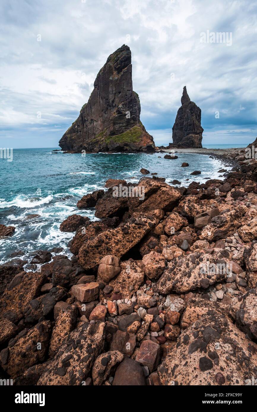 Tall rock formations off coast of Coromandel Peninsula Stock Photo