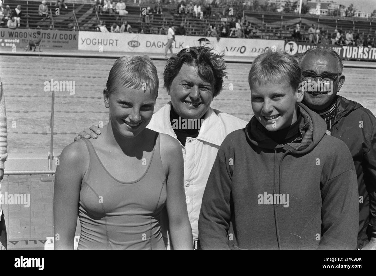 National Swimming Championships in Leeuwarden; from left to right Hansje Bunschoten, Wil Bunschoten (trainer Naarden), Linda de Boer (head), July 22, 1970, CHAMPIONSHIP, SWIMMING, trainers, The Netherlands, 20th century press agency photo, news to remember, documentary, historic photography 1945-1990, visual stories, human history of the Twentieth Century, capturing moments in time Stock Photo